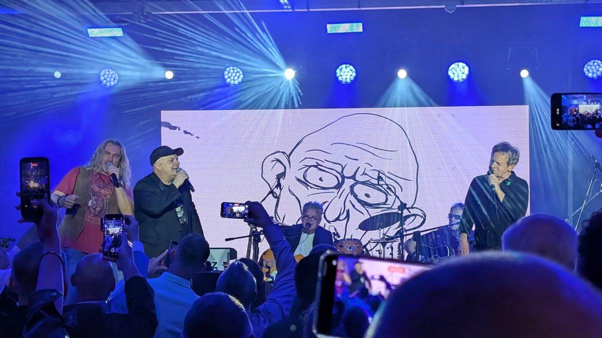 ekran LED stojący na scenie z grafikami podczas koncertu