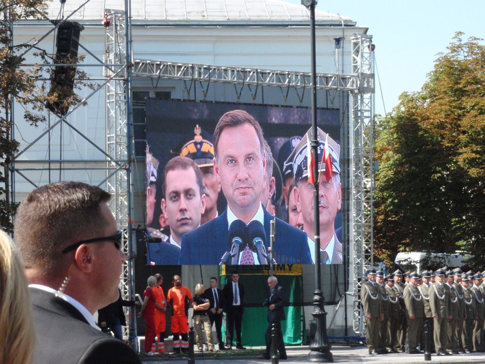Ekran LED podczas uroczystości państwowej  -  telebim plenerowy